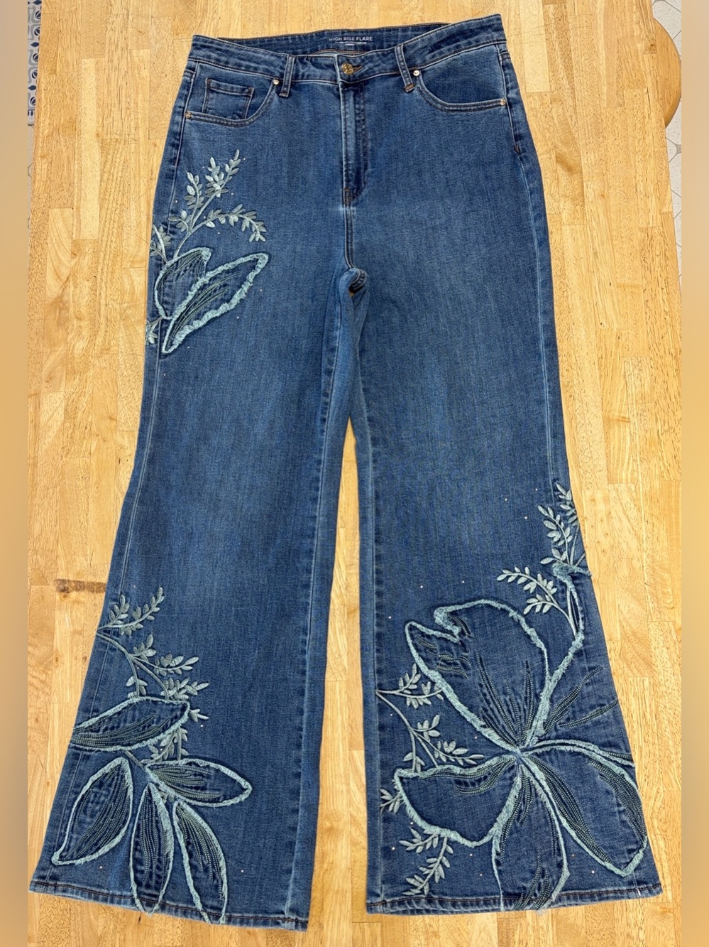 Chicos Applique Decorated Denim Jeans High Rise Flare Floral Embroidered 14R 2.5